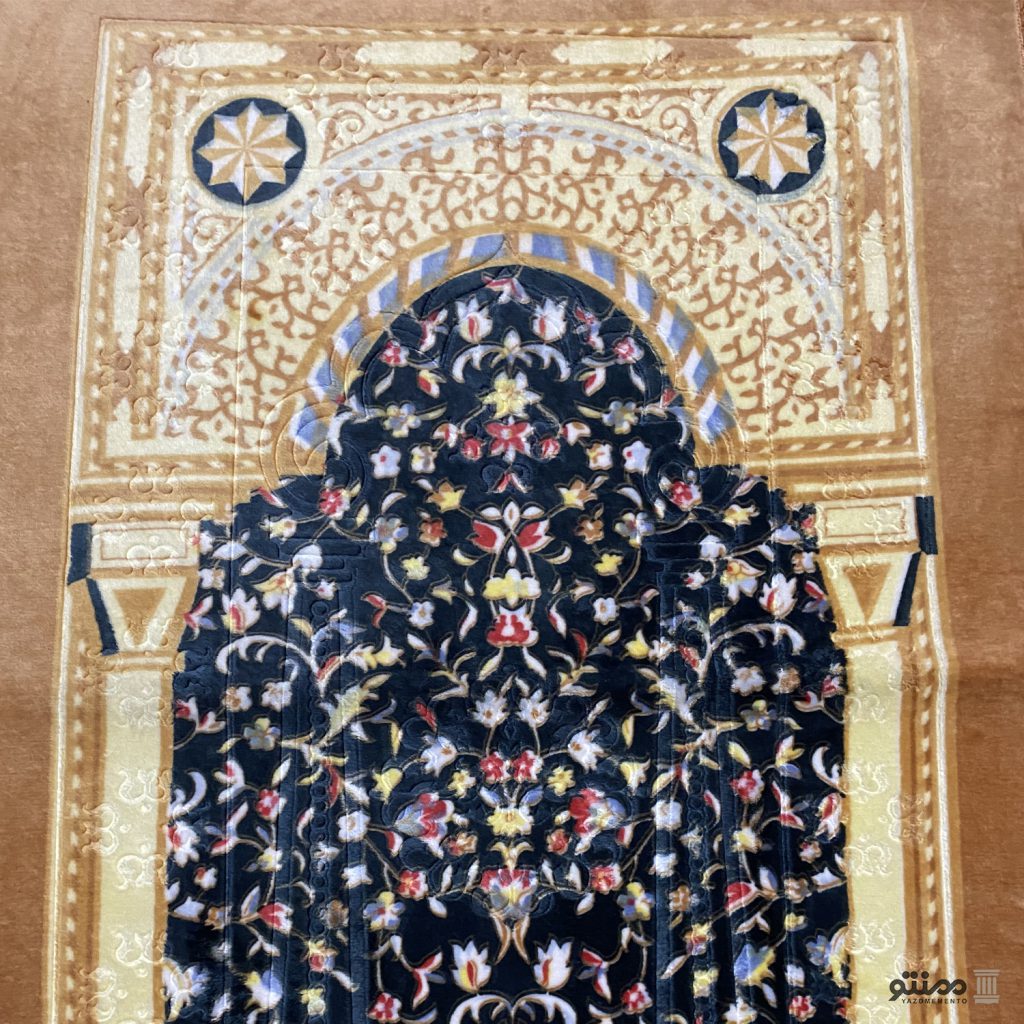سجاده نماز مخمل رنگ کرم سایز 80*120 سانتی متر