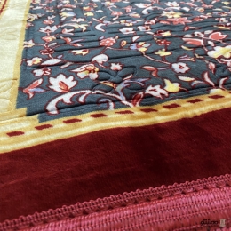 سجاده نماز مخمل رنگ زرشکی سایز 80*120 سانتی متر