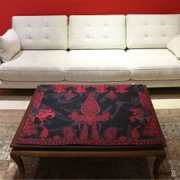 رومیزی مربع ترمه طرح چوگان رنگ مشکی قرمز